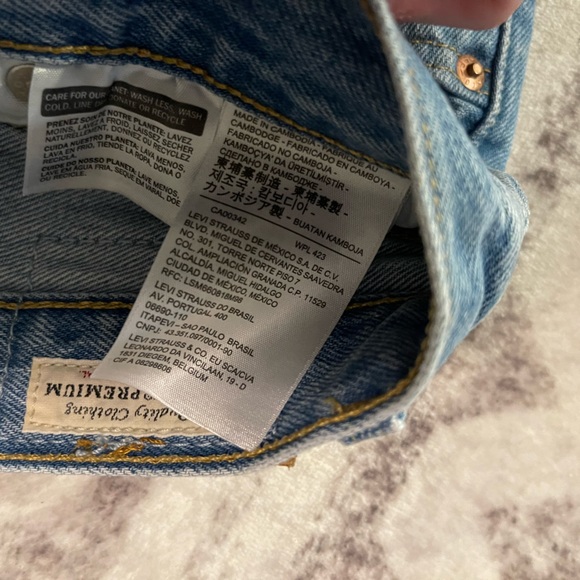 Women’s Levi shorts size 24 - Picture 2 of 3